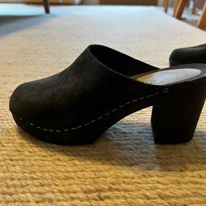 Nina Z Black Clogs